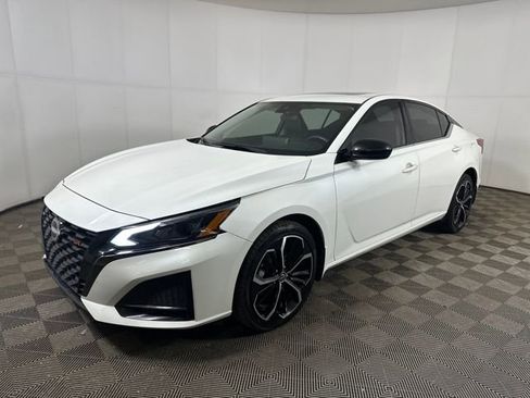 Used 2023 Nissan Altima 2.5 SR w/ SR Premium Package image 7