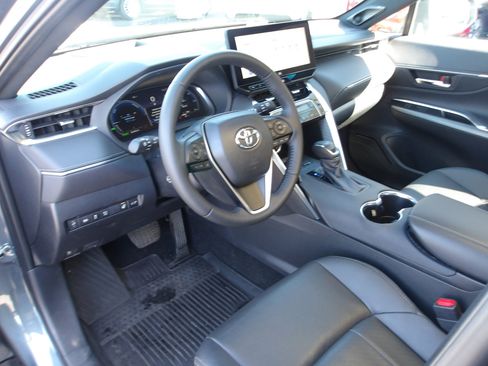 Used 2023 Toyota Venza Limited image 9