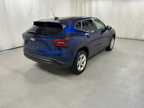 Used 2024 Chevrolet Trax LS w/ LS Convenience Package FWD image 4