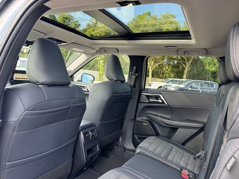 Used 2025 Mitsubishi Outlander SE image 17