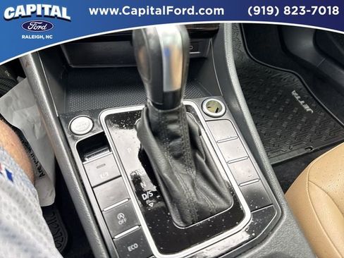 Used 2020 Volkswagen Jetta SE image 30