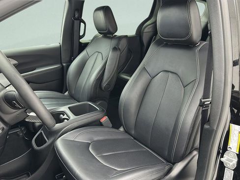 Used 2025 Chrysler Pacifica Select FWD image 14
