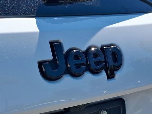 Used 2022 Jeep Grand Cherokee Laredo X AWD/4WD image 34