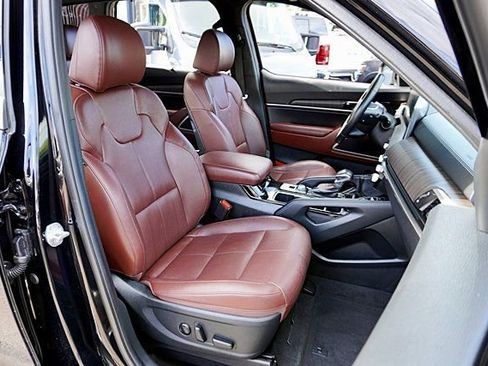 Used 2023 Kia Telluride EX w/ EX Captain's Chair Package image 12