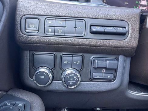 Used 2022 GMC Yukon XL Denali w/ Denali Premium Package image 22