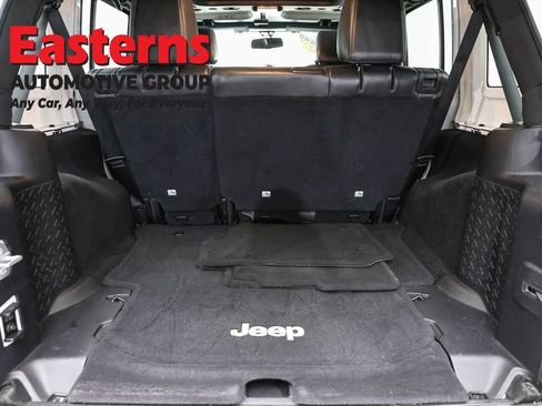 Used 2015 Jeep Wrangler Unlimited Sahara w/ Connectivity Group AWD/4WD image 9