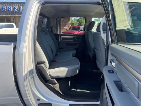 Used 2017 RAM 1500 Classic SLT AWD/4WD image 14