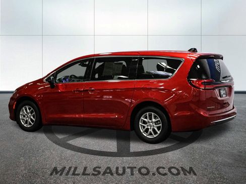 Used 2025 Chrysler Pacifica Select FWD image 4