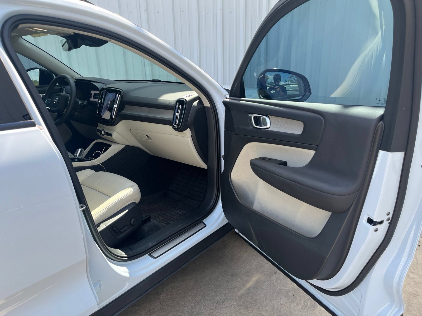 Used 2024 Volvo XC40 B5 Plus w/ Protection Package Premier AWD/4WD image 16