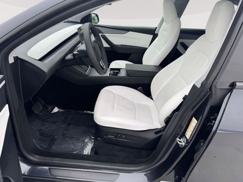 Used 2026 Tesla Model Y Long Range image 5