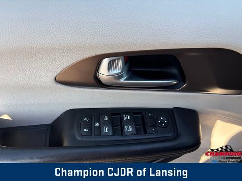 Used 2017 Chrysler Pacifica Touring-L w/ Tire & Wheel Group FWD image 13