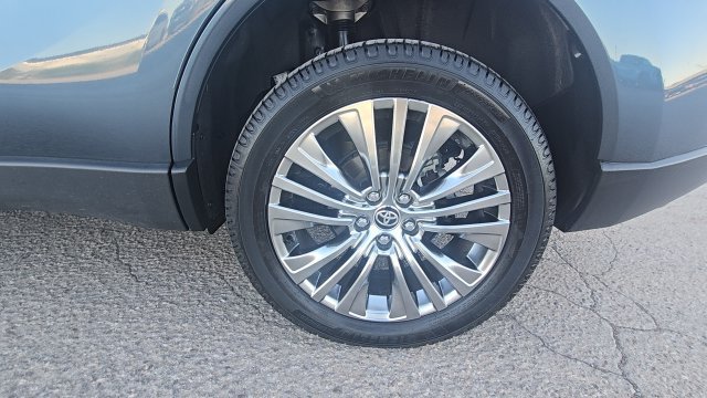 Used 2024 Toyota Venza XLE AWD/4WD image 12