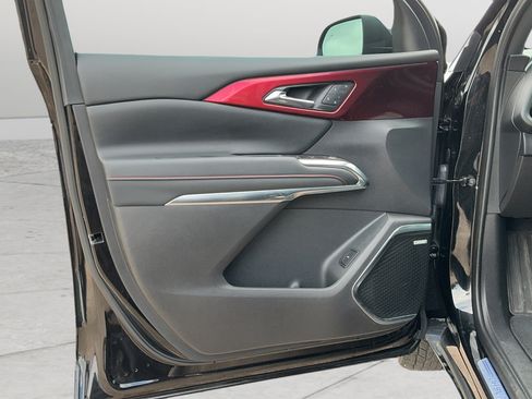 Used 2024 Chevrolet Traverse RS FWD image 18