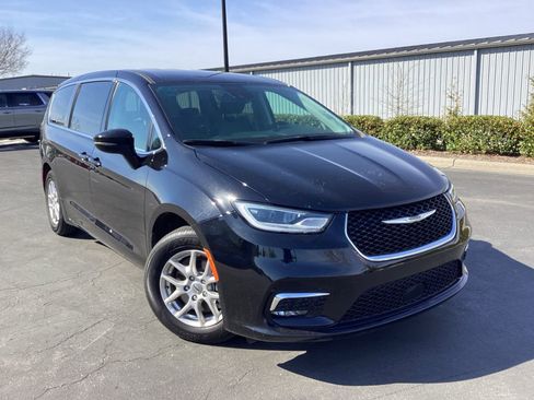 Used 2024 Chrysler Pacifica Touring-L image 1