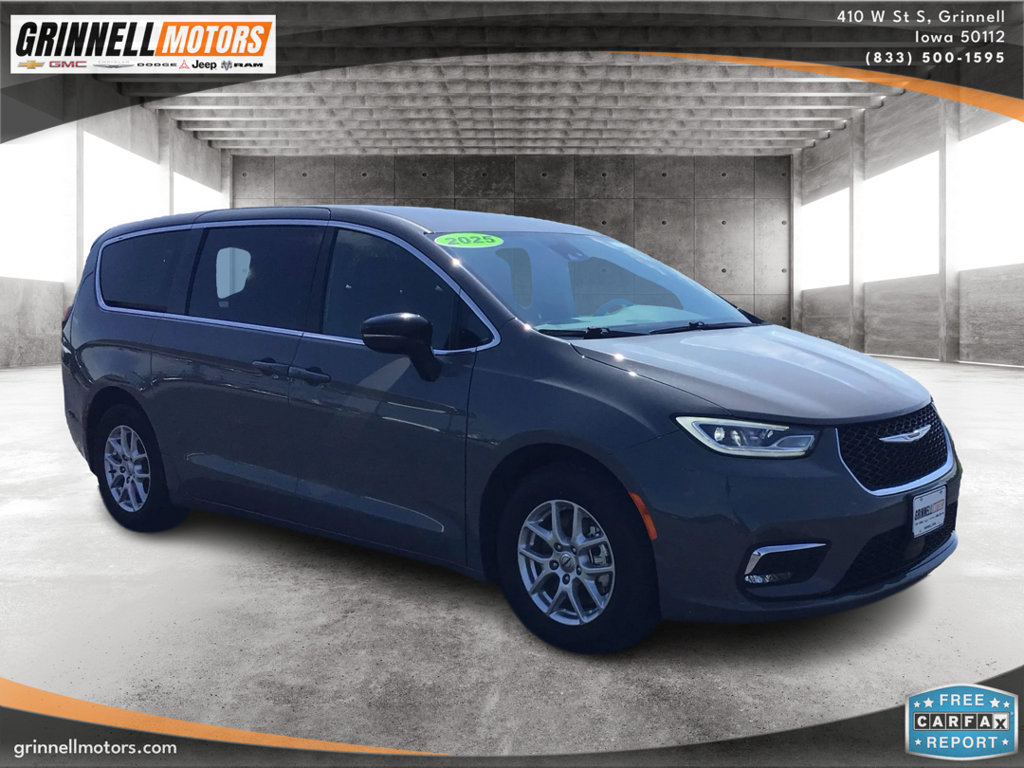 Used 2025 Chrysler Pacifica Select FWD image 3
