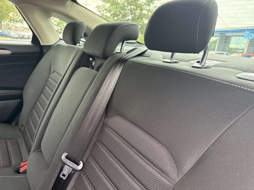 Used 2020 Ford Fusion SE FWD image 18