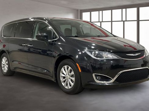 Used 2018 Chrysler Pacifica Touring Plus image 12
