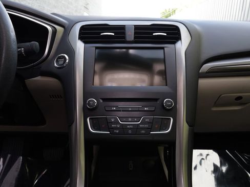 Used 2018 Ford Fusion SE w/ Fusion SE Technology Package FWD image 25