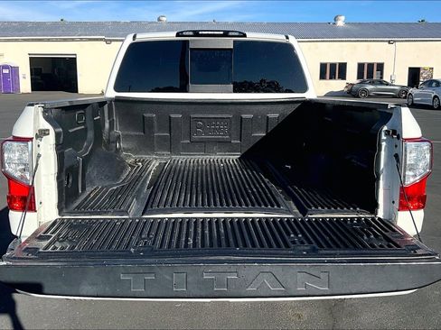 Used 2021 Nissan Titan SV image 18