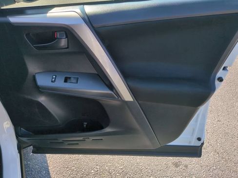 Used 2018 Toyota RAV4 LE FWD image 30