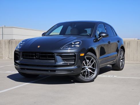 Certified 2025 Porsche Macan image 1