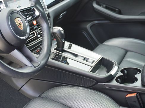 Used 2023 Porsche Macan AWD/4WD image 27