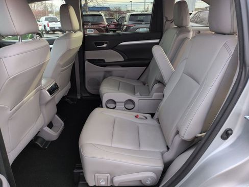 Used 2017 Toyota Highlander XLE image 25