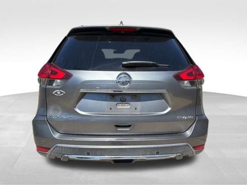 Used 2020 Nissan Rogue SV image 2
