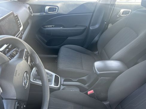 Used 2024 Hyundai Venue SE FWD image 8