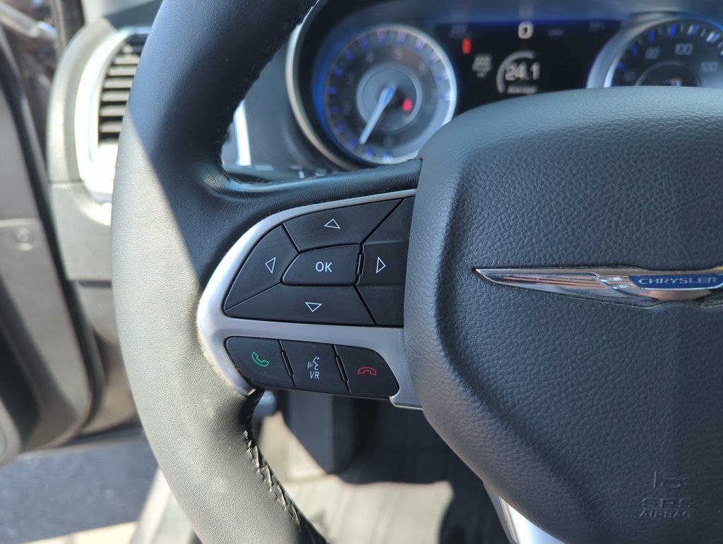Used 2015 Chrysler 300 Limited RWD image 22