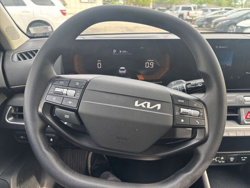 Used 2025 Kia K4 LXS image 33