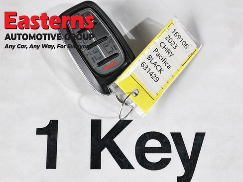 Used 2023 Chrysler Pacifica Touring-L image 25