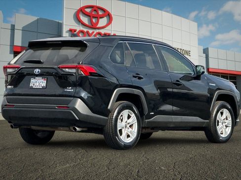 Certified 2021 Toyota RAV4 LE AWD/4WD image 3