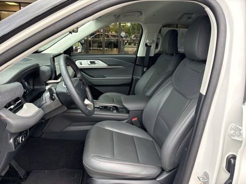 Used 2025 Ford Explorer Active w/ Active Comfort Package image 10