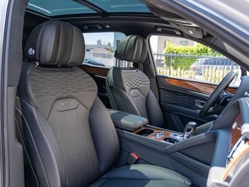 Used 2024 Bentley Bentayga AWD/4WD image 25