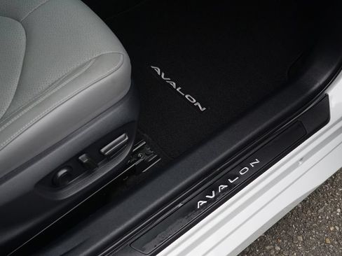 Used 2022 Toyota Avalon Limited w/ Advanced Safety Package FWD image 28