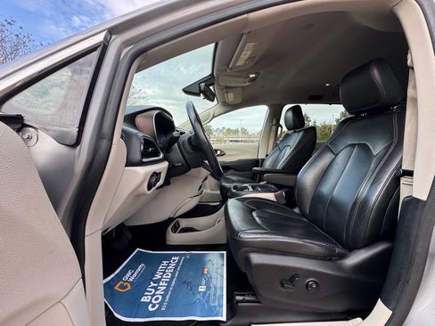 Used 2017 Chrysler Pacifica Touring-L image 13