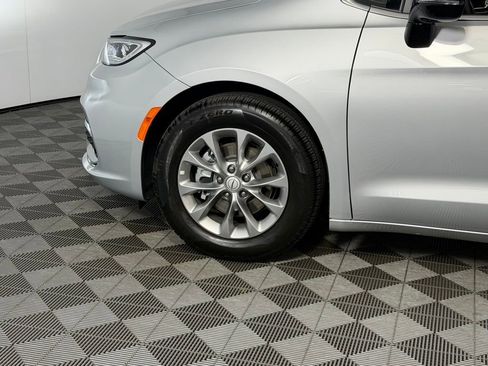 Used 2026 Chrysler Pacifica Limited FWD image 9