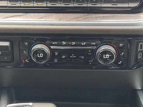 Used 2022 Chevrolet Silverado 1500 LTZ w/ LTZ Convenience Package II AWD/4WD image 16
