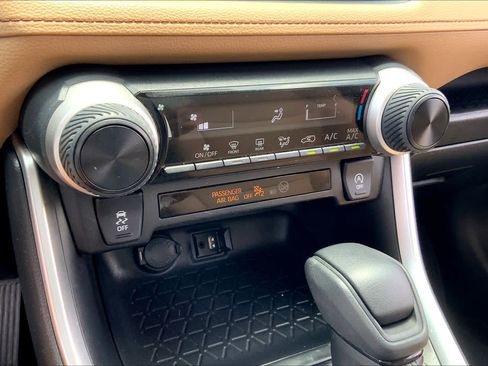 Used 2019 Toyota RAV4 LE w/ Carpet Mat Package AWD/4WD image 26
