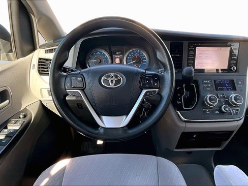 Used 2018 Toyota Sienna LE image 5
