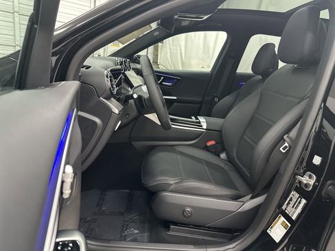 Used 2025 Mercedes-Benz GLC 300 4MATIC image 18