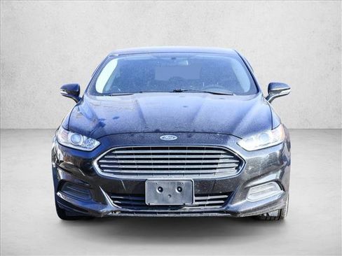 Used 2015 Ford Fusion SE image 2
