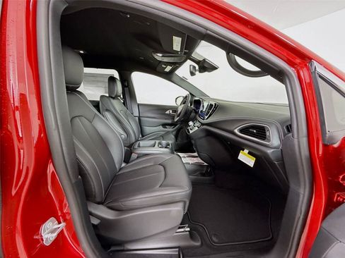 New 2026 Chrysler Pacifica Select image 31