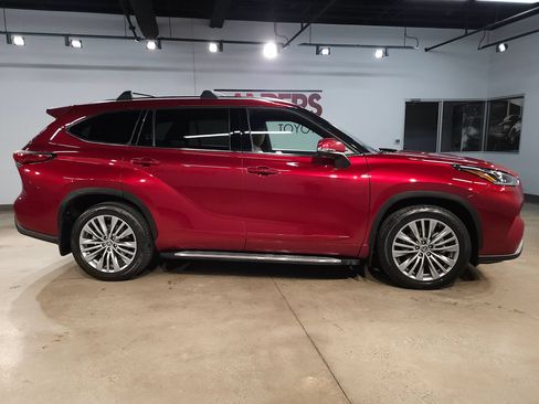 Used 2022 Toyota Highlander Platinum FWD image 8