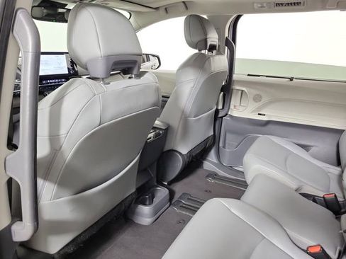 Used 2024 Toyota Sienna XLE image 11