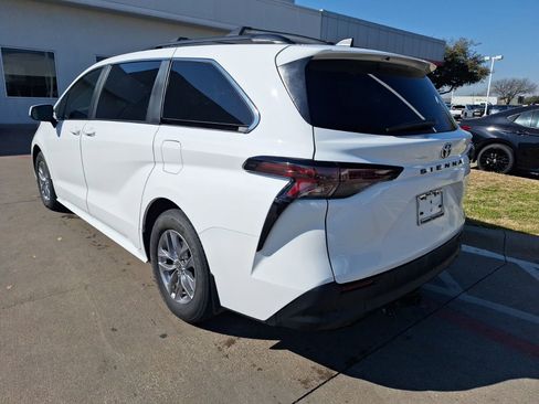 Used 2024 Toyota Sienna LE w/ LE Plus Package image 4