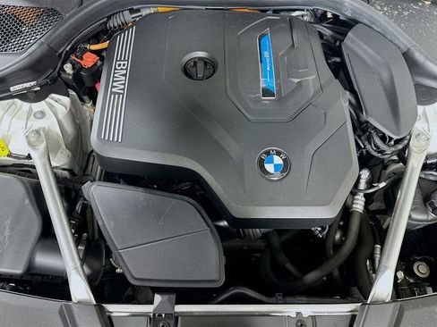 Used 2021 BMW 530e xDrive w/ Convenience Package image 32