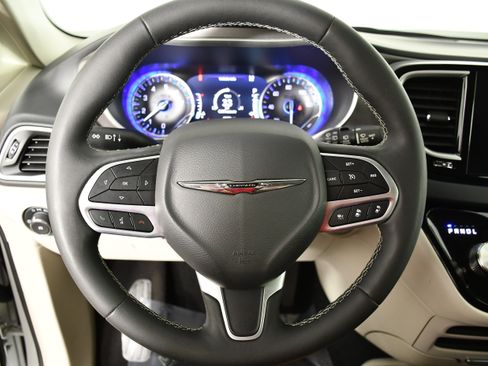 Used 2024 Chrysler Pacifica Touring-L FWD image 12