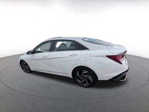 Used 2025 Hyundai Elantra Limited image 7